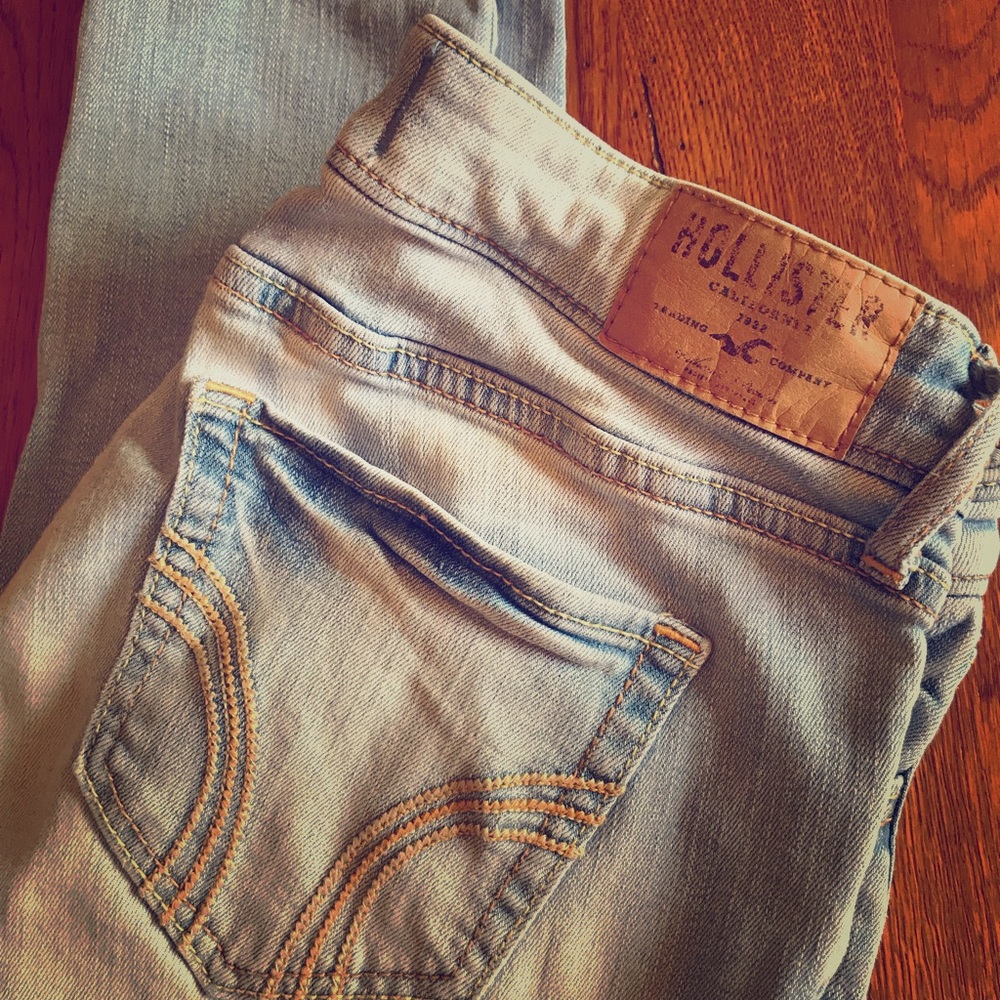 Hollister light wash size 26x31